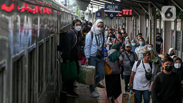 Arus Balik Lebaran Idul Fitri, Stasiun Pasar Senen Ramai Kedatangan Pemudik