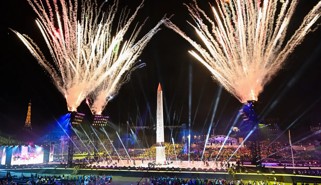 Foto ini memperlihatkan kembang api saat Upacara Pembukaan Paralimpiade Paris 2024 di Place de la Concorde dengan Obelisque de Louxor, Rabu (28/8/2024). (Bertrand GUAY / AFP)