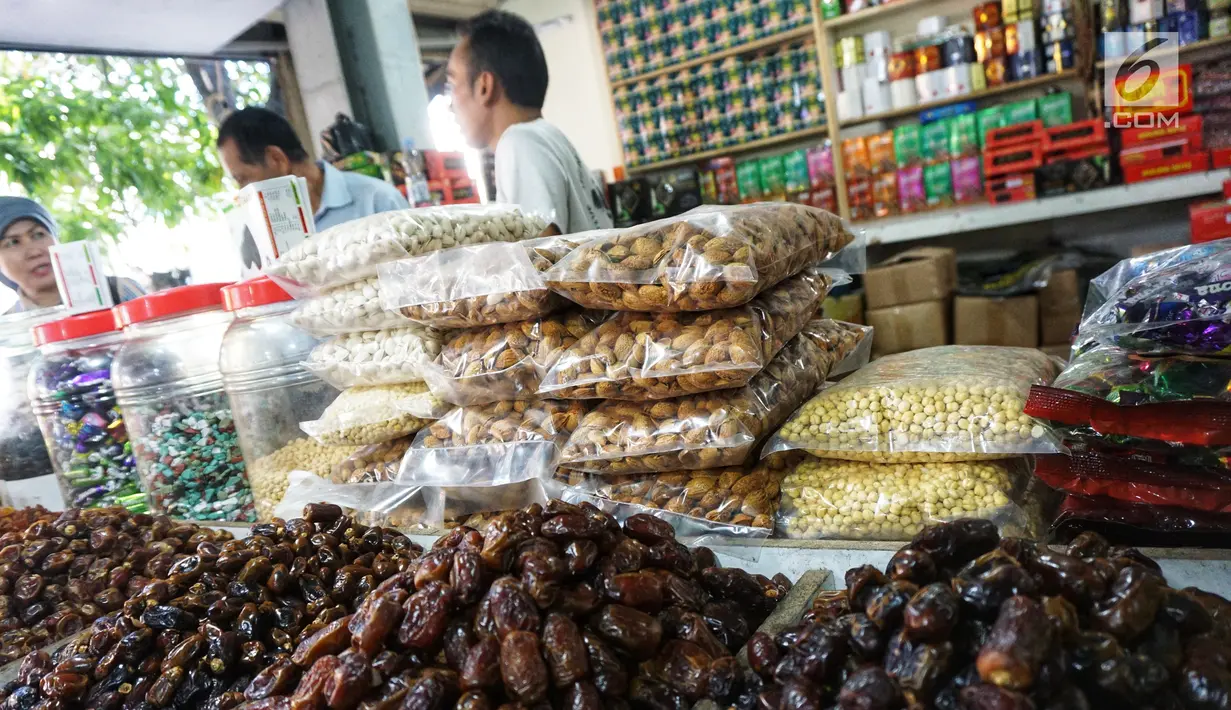 Berbagai jenis kurma dan makanan lainnya dijajakan di Pasar Tanah Abang, Jakarta, Kamis (2/5). Menjelang bulan Ramadan, permintaan buah kurma meningkat dua kali lipat dibanding hari biasa. (Liputan6.com/JohanTallo)