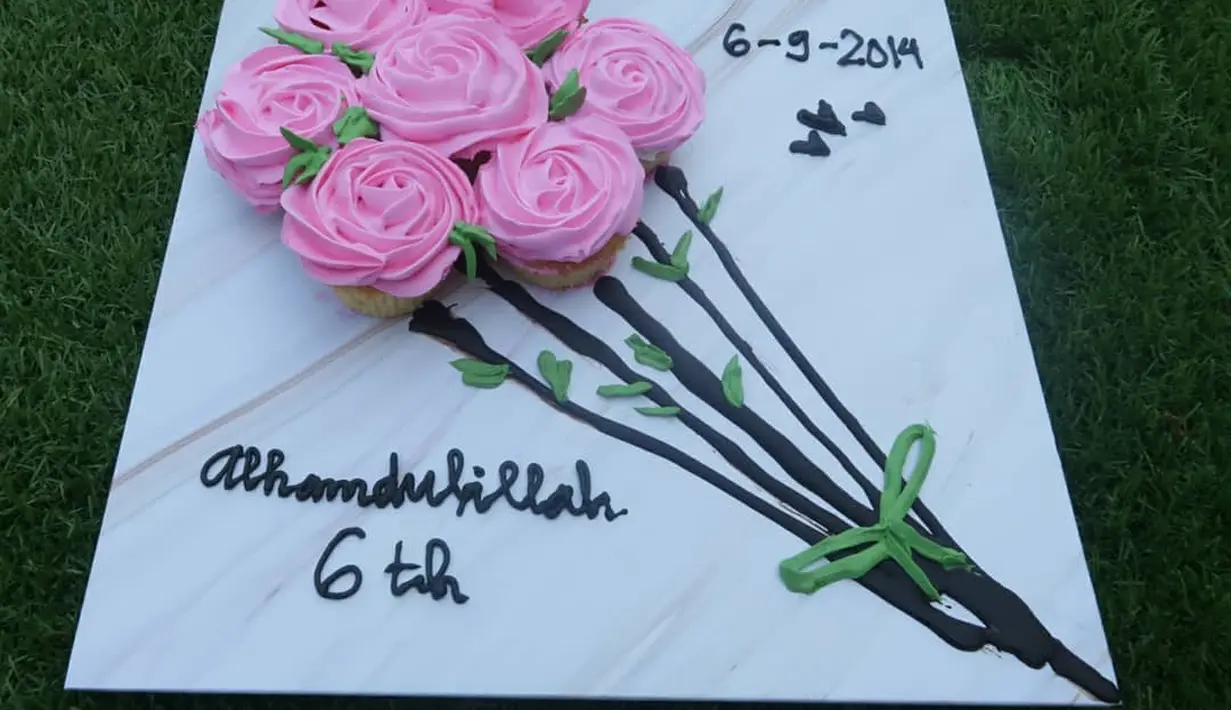 Keduanya menjaga romantisme dengan memberi sentuhan-sentuhan kecil untuk merayakan momen kebersamaan mereka. (Instagram @santiasokamala)