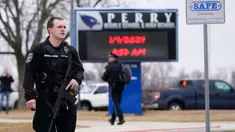 Polisi bersenjata melakukan penjagaan terhadap SMA Perry di Perry, Iowa, Amerika Serikat (AS), Kamis (4/1/2024). Polisi mengatakan telah terjadi penembakan di SMA Perry. (AP Photo/Andrew Harnik)