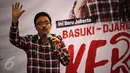 Cawagub DKI Jakarta, Djarot Saiful Hidayat berbagi pengalaman dengan warga di Rumah Lembang, Jakarta, Selasa (22/11). Djarot menggantikan Basuki  Tjahaja Purnama (Ahok) dalam menerima aduan dan dukungan warga serta pendukung. (Liputan6.com/Faizal Fanani)