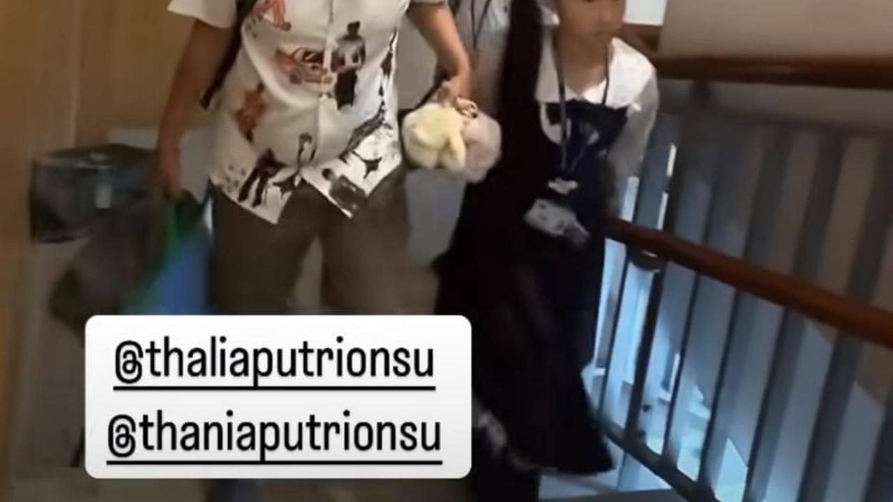 Potret Ruben Onsu Semangat Antar Thalia dan Thania Sekolah