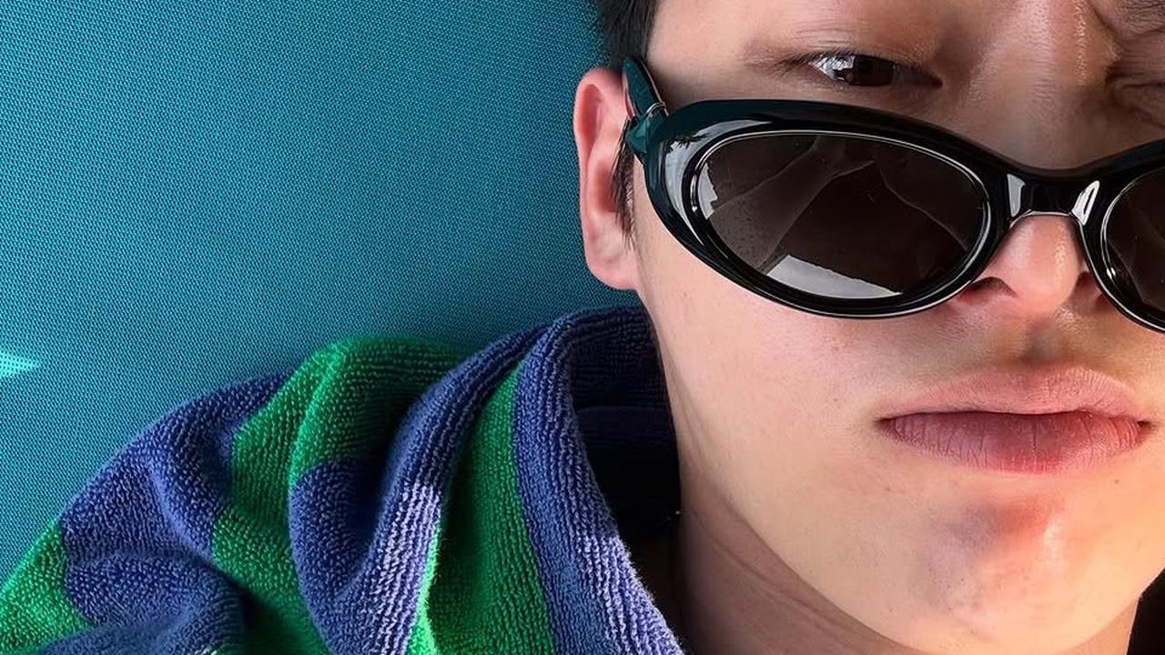 Gaya Kasual Choi Hyun Wook Liburan di Bali, Tampil Bak Warlok dengan Kaus Sleeveless Keren