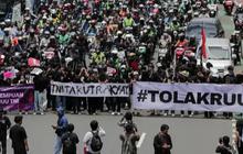 VIDEO: Suasana Terkini Pendemo 'Geruduk' Gedung DPR, Tegas Tolak UU TNI Disahkan!