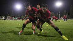 Pemain Timnas Indonesia U-22, Muhammad Fajar Fathurrahman (kanan) dan Seiya Da Costa saat berlatih menjelang SEA Games 2023 di Lapangan A, Kompleks Stadion Utama Gelora Bung Karno (SUGBK), Senayan, Jakarta, Rabu (05/04/2023). Garuda Muda nantinya akan tergabung di Grup A bersama tuan rumah Kamboja, Timor Leste, Filipina, dan Myanmar. (Bola.com/Bagaskara Lazuardi)