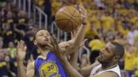 Boris Diaw saat melawan Golden State Warriors pada babak Semifinal NBA, Senin (8/5/2017) (AP Photo/Rick Bowmer)