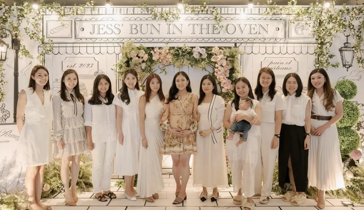 Bergaya kasual rayakan baby shower, midi dress dengan nuansa pastel hadirkan kesempurnaan gaya yang optimal.  [Foto: Instagram/ Jessica Tanoesoedibjo]