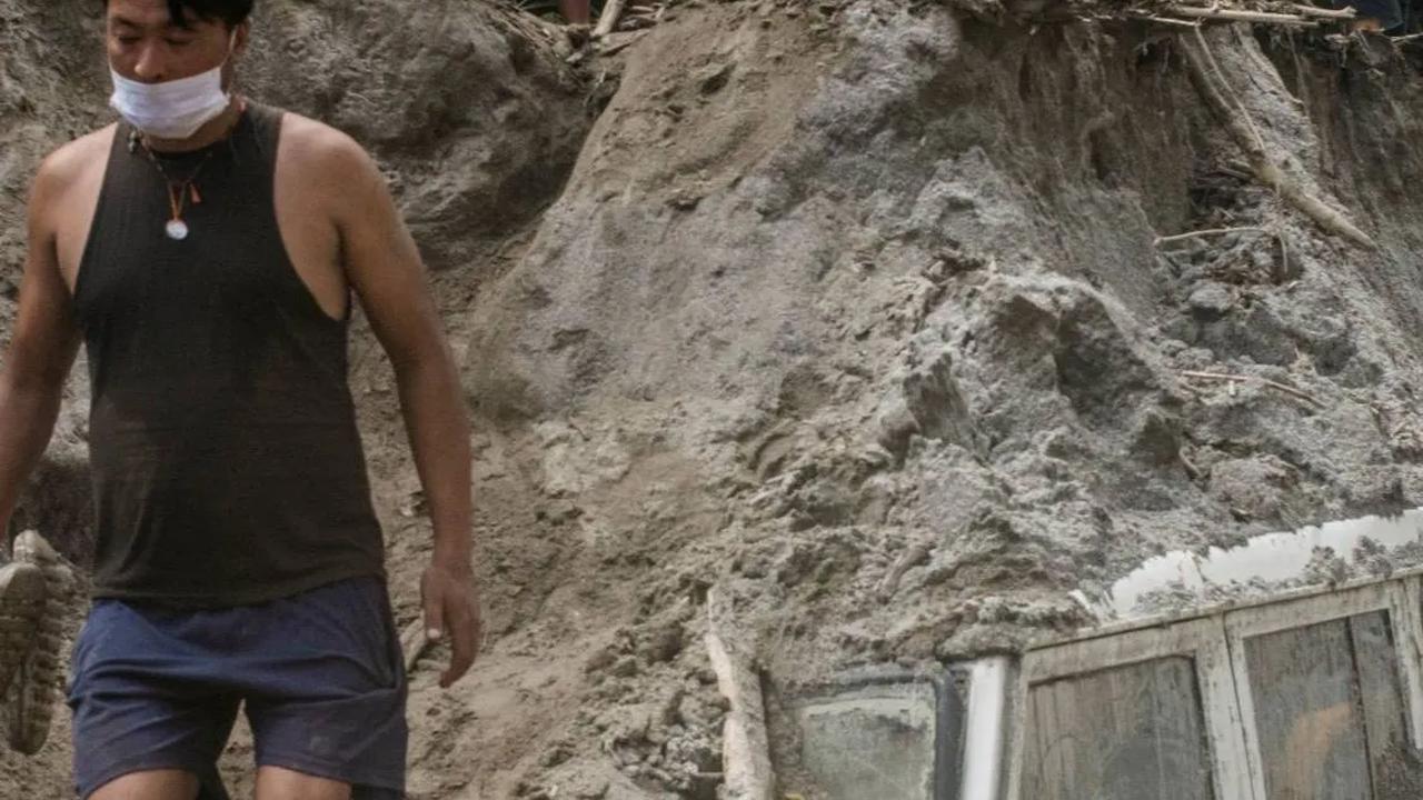 "Sekarang saya hanya bisa melihat lantai pertama rumah kami yang dipenuhi pasir, semuanya terendam.” ujarnya.<br>