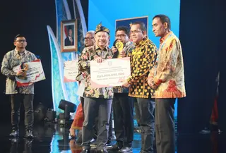 Pemberian penghargaan Kemendagri itu sebagai penerapan konsep carrot and stick dalam tata kelola pemerintahan.