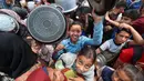 Sementara, menurut Perserikatan Bangsa Bangsa (PBB), sebagian besar dari 2,1 juta penduduk Gaza sangat membutuhkan bantuan dasar, seperti makanan dan obat-obatan. (Eyad BABA/AFP)