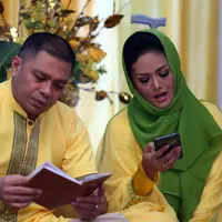 Duduk berdampingan, mereka melantunkan ayat suci untuk menyambut ulang tahun Krisdayanti.