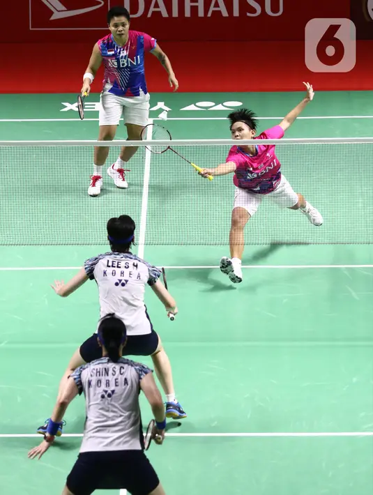 Pebulu tangkis ganda putri Indonesia, Apriyani Rahayu/Siti Fadia Silva Ramadhanti saat bertanding melawan Lee So Hee/Shin Seung Chan (Korea) pada Perempat Final Indonesia Masters 2022 di Istora Senayan, Jakarta, Jumat (10/6/2022). Apriyani/Siti Fadia unggul 15-21, 21-16 dan 21-16. (Liputan6.com/Helmi Fithriansyah)