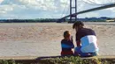 <p>Calum Scott sering menghabiskan waktu bersama dengan keponakannya. Mereka biasa menonton atau sekadar makan es krim di pantai. (Foto: instagram.com/@calumscott)</p>
