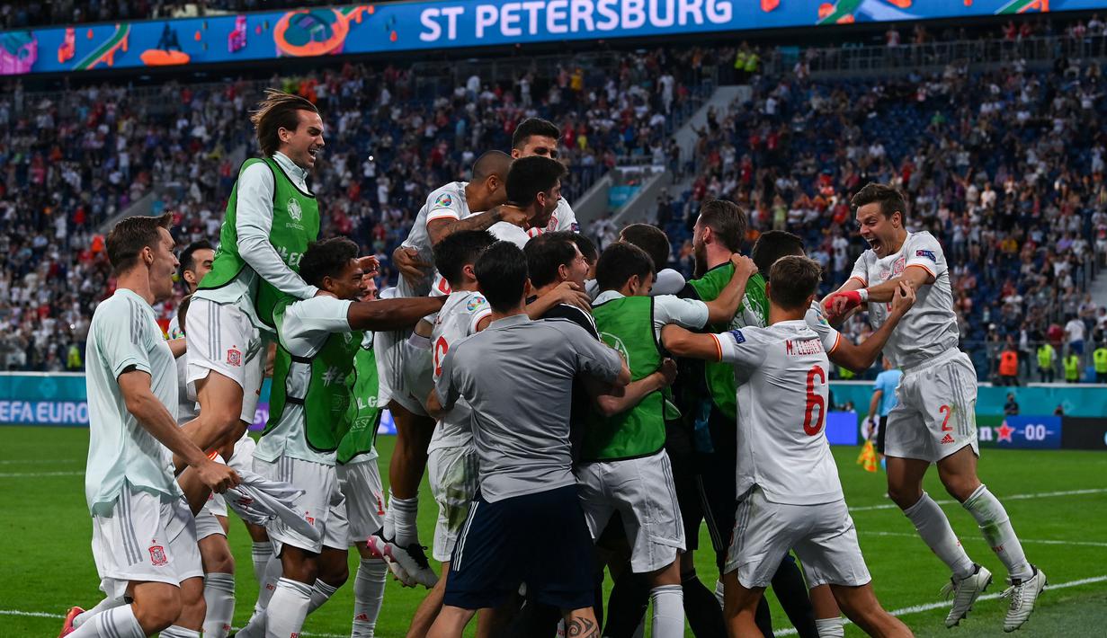 Pertandingan perdana Perempatfinal Euro 2020 dimenangkan oleh Spanyol usai takhlukkan Swiss hingga babak tambahan adu pinalti. Spanyol yang unggul jumlah pemain di babak kedua tak mampu mengakhiri pertandingan di babak reguler dan babak tambahan dua kali 15 menit. (Foto: AFP/Pool/Kirill Kudryavtsev)