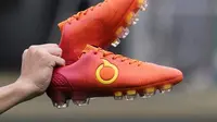 Sepatu sepak bola Ortuseight, bagian bawahnya memiliki desain yang modern karena pul tidak hanya berbentuk bulat tapi juga dengan bilah-bilah tipis.