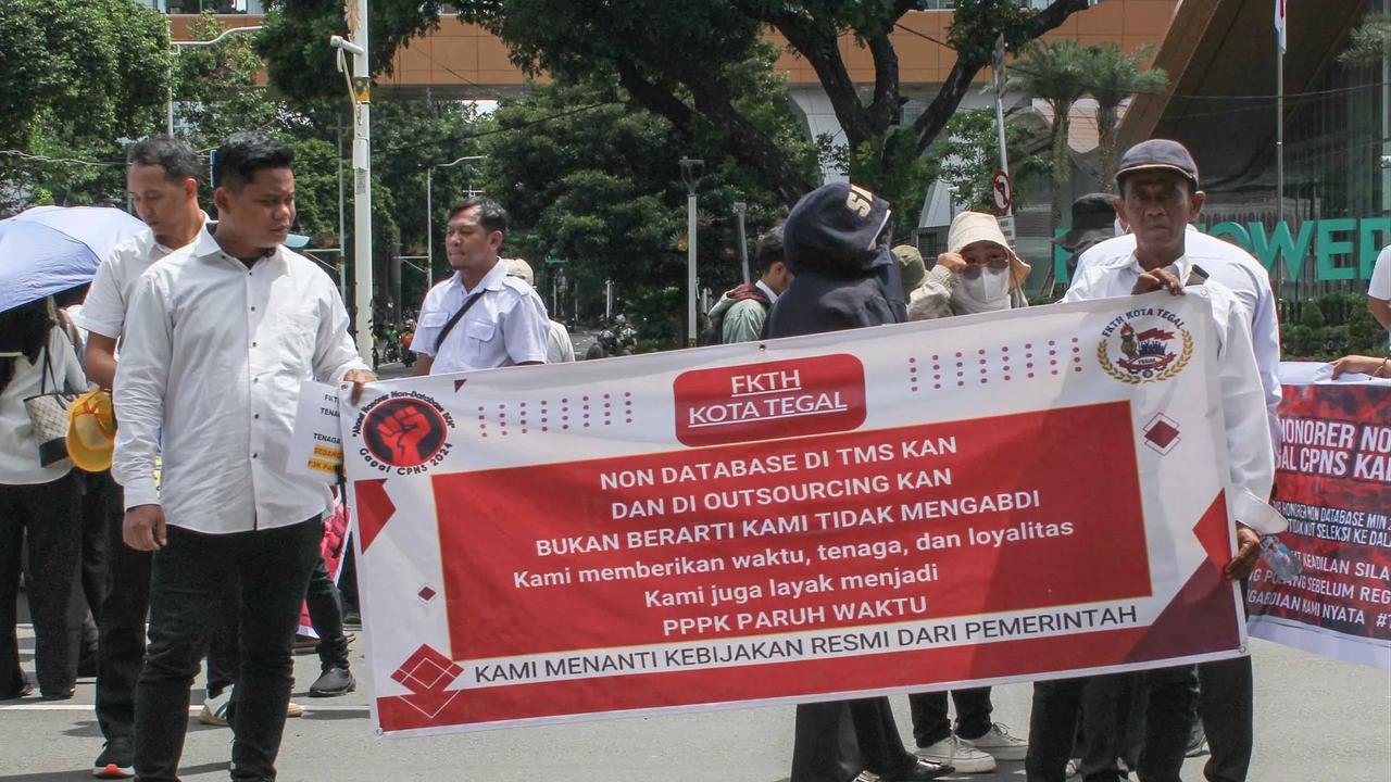 FOTO: Ribuan Honorer Non-Database Geruduk Monas, Tuntut Kepastian Status dan Perlindungan Kerja