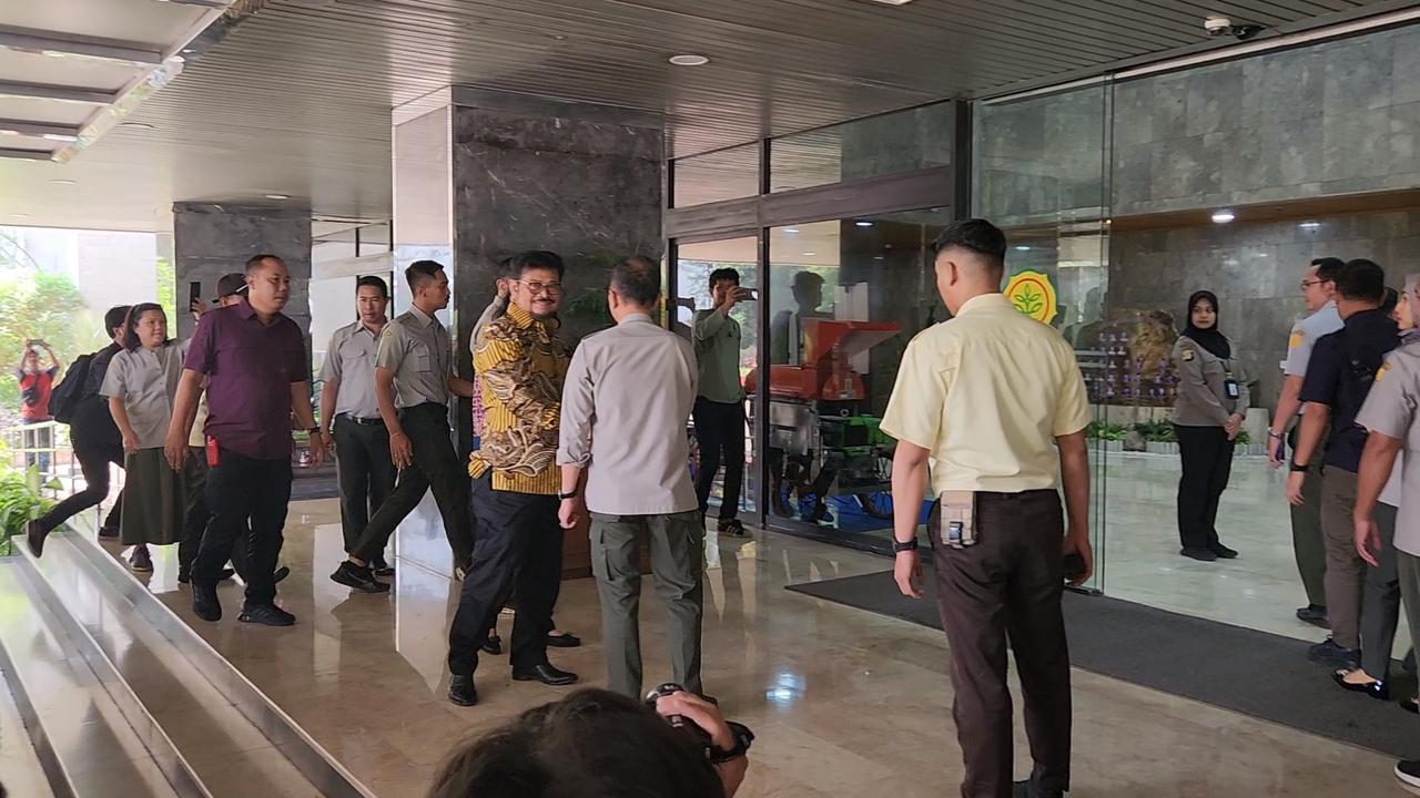 Akhirnya pada Rabu petang, 4 Oktober 2023, Menteri Pertanian atau Mentan Syahrul Yasin Limpo (SYL) telah tiba di Jakarta.