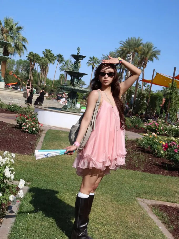 Gaya Boho Chic Dita Karang Nonton Coachella 2026, Tetap Bawa Vibes KPop dengan Outfit Bernuansa Pastel