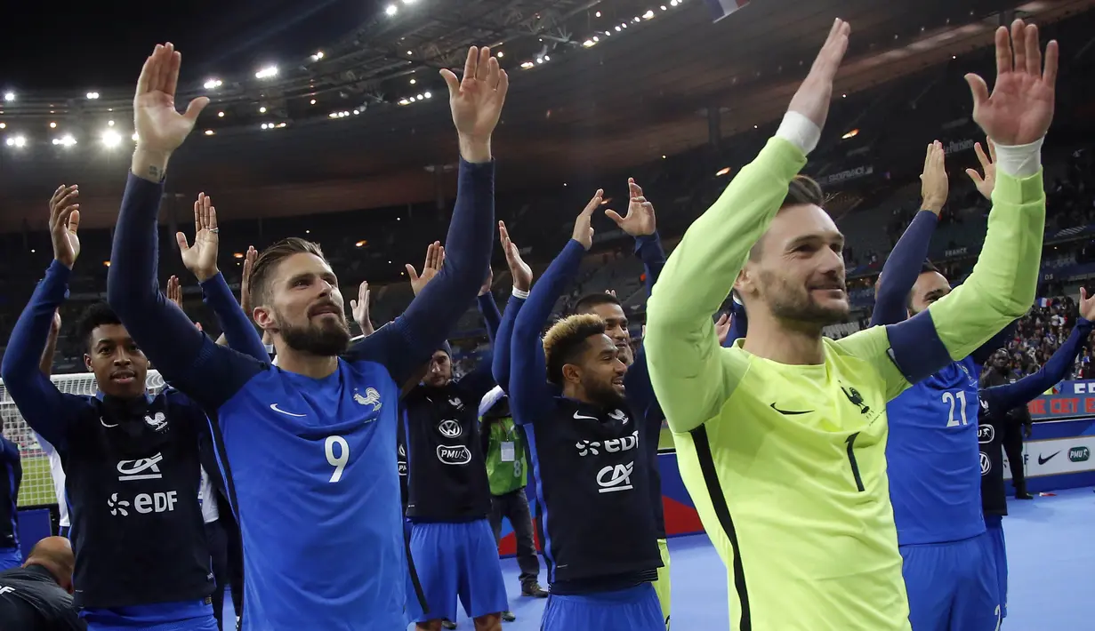 Kiper Prancis, Hugo Lloris memimpin rekan setimnya memberikan salam kepada fans usai mengalahkan Belarusia pada kualifikasi Piala Dunia 2018 grup A di Stade de France stadium, Saint-Denis (10/10/2017). Prancis menang 2-1.(AP/Michel Euler)