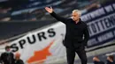 Pelatih Tottenham Hotspur, Jose Mourinho, memberikan arahan kepada pemainnya saat menghadapi Everton pada laga lanjutan Premier League di Tottenham Stadium, Selasa (7/7/2020) dini hari WIB. Tottenham menang 1-0 atas Everton. (AFP/Adam Davy/pool)