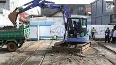 Pekerja menyelesaikan proyek sodetan Kali Ciliwung di Jalan Otista III, Jatinegara, Jakarta, Rabu (5/12). Proyek tersebut untuk memperkuat dan memperbaiki struktur jalan di atas sodetan Kali Ciliwung. (Liputan6.com/Immanuel Antonius)