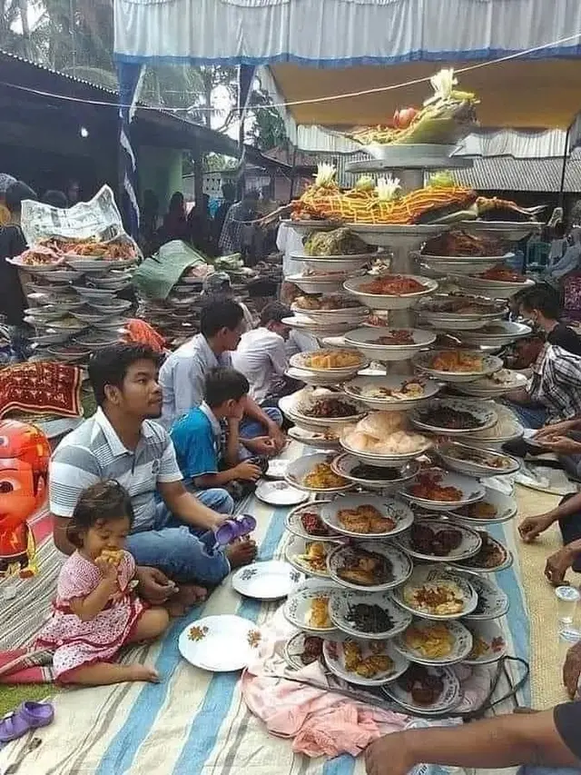 6 Momen Nyeleneh Orang Saat Makan Bareng, Prasmanannya Seperti Gunungan