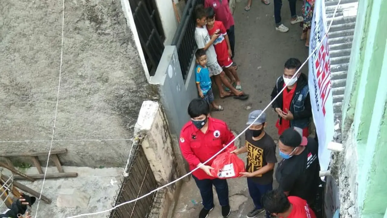 Bantuan berupa 300 paket sembako disebar di 4 RW di Kelurahan Kranji