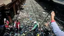 Sejumlah pekerja mengumpulkan sampah dari Sungai Marilao di Bulacan, sebelah utara Manila, 18 Maret 2017. Air sungai ini sangat tercemar sehingga menjadi perhatian tak hanya pemerintah Filipina, namun juga seluruh dunia.  (Noel CELIS/AFP)