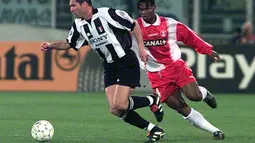 Gelandang Juventus, Zinedine Zidane, melewati bek AS Monaco, Martin Djetou, pada laga semifinal Liga Champions di Stadion Delle Alpi, Turin, Rabu (1/4/1998). (AFP/Patrick Hertzog)  