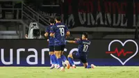 Pemain Laos,&nbsp;Phathana Phommathep mencetak gol kedua timnya ke gawang Timnas Indonesia pada&nbsp;laga lanjutan Grup B Piala AFF 2024 di Stadion Manahan, Solo, Jawa Tengah, Kamis (12/12/2024). (Bola.com/Abdul Aziz)
