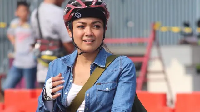 [Fimela] Nirina Zubir dan Sepedanya