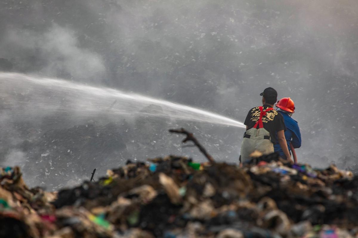 FOTO: Pemadaman TPA Jatiwaringin Memasuki Hari Keempat