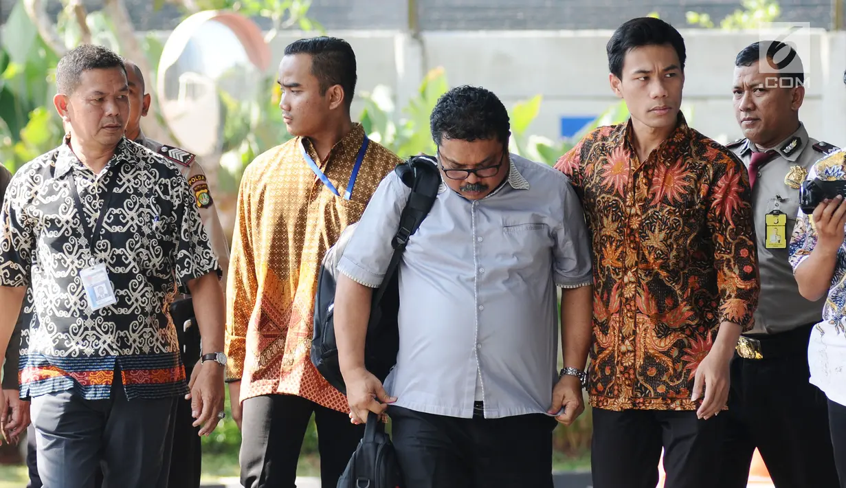  Dirut PDAM Bandarmasih, Muslih (tengah) saat tiba untuk menjalani pemeriksaan lanjutan di Gedung KPK, Jakarta, Jumat (15/9). KPK menduga ada penyuapan terkait proses pembahasan perda setempat. (Liputan6.com/Helmi Fithriansyah)