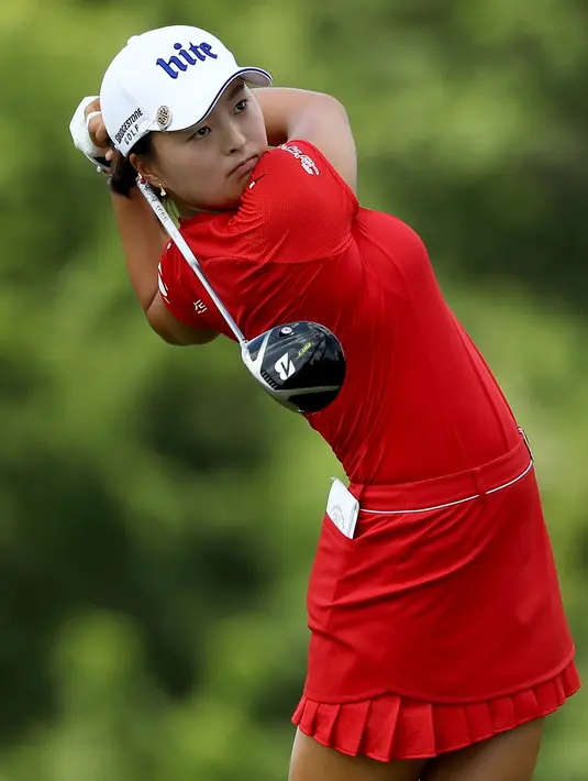 Pegolf Jin Young Ko bersiap melakukan pukulan pada putaran final Amerika Terbuka di Trump National Golf Club-New Jersey, 16 Juli 2017 waktu setempat. Sejumlah pegolf cantik ikut serta pada turnamen golf ini. (Elsa/Getty Images/AFP)