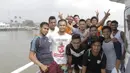 Para punggawa Mitra Kukar foto bersama saat pulang latihan menggunakan kapal feri menyeberangi Sungai Mahakam dari Stadion Aji Imbut, Tenggarong, Kaltim, Sabtu (3/10/2015). (Bola.com/Vitalis Yogi Trisna)