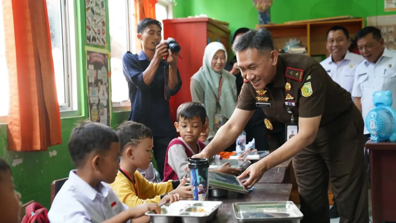 Kajati Lampung, Danang Suryo Wibowo, menginstruksikan seluruh Kajari di kabupaten/kota untuk mengawasi pelaksanaan MBG