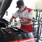 Seorang mekanik sedang melakukan pengecekan mobil di bengkel Toyota Auto2000. (dok Auto2000)