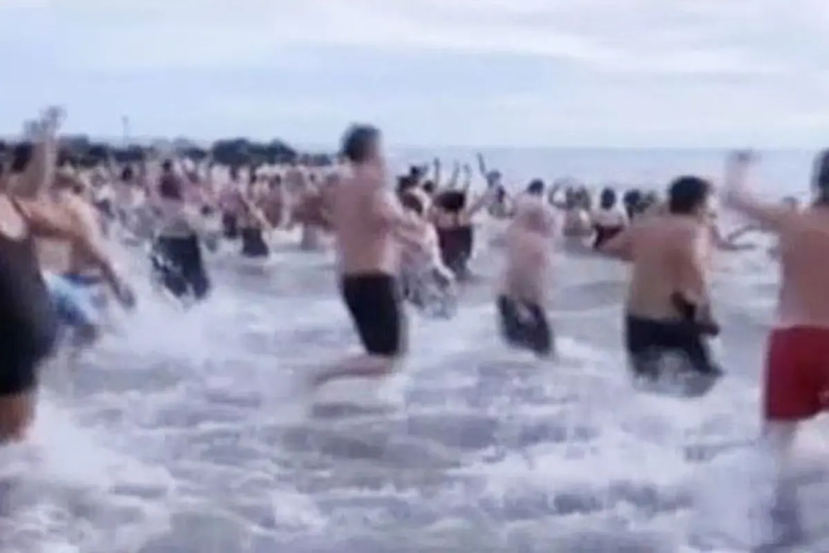 VIDEO: Tradisi Awal Tahun, Warga AS Berenang Massal di Pantai