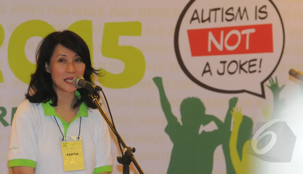 Pendiri dan Ketua MPATI, Gayatri Pamoedji saat memberi sambutan usai acara Fun Walk 2015 bertajuk "Autism is Not a Joke" di Balaikota DKI Jakarta, Minggu (29/3/2015). (Liputan6.com/Herman Zakharia)