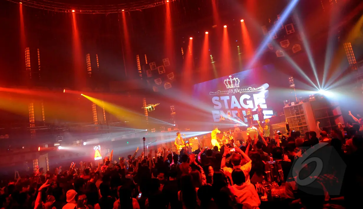 Suasana kemeriahan panggung Colosseum Club, Jakarta, Jumat (3/4/2015). Slank menjadi penampil utama di perayaan ulangtahun pertama Stage Empire. (Liputan6.com/Faisal R Syam) 