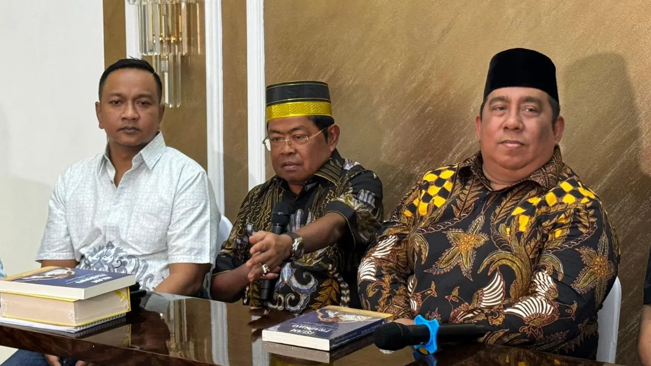 Wakil Ketua Umum (Waketum) Partai Golkar, Idrus Marham (tengah)
