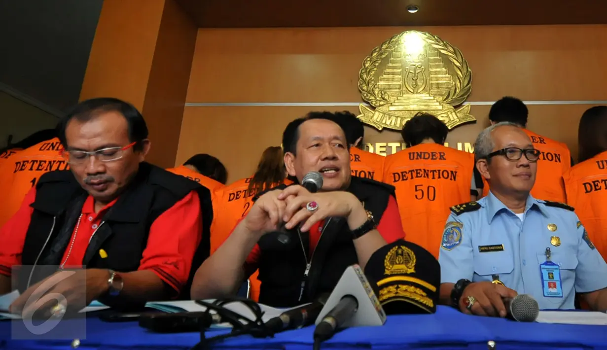 Direktur Penyidikan dan Penindakan Ditjen Imigrasi Yurod Saleh (tengah) memberikan keterangan pers di kawasan Kalideres, Jakarta, Rabu (16/12). Ditjen Imigrasi mendeportasi 50 WNA karena telah melakukan kejahatan cyber crime. (Liputan6.com/Faisal R Syam)