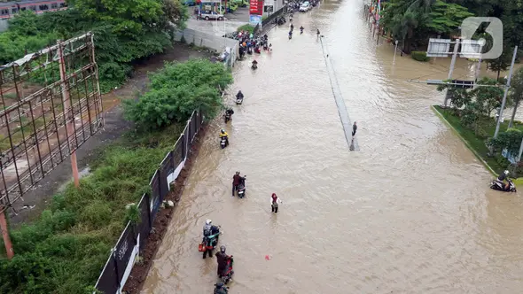 <p>Akibatnya, sejumlah ruas jalan tersebut lumpuh dan arus lalu lintas harus dialihkan. (Liputan6.com/Herman Zakharia)</p>
