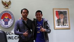 Evan Dimas bersama sahabatnya Fuguh Pangestu yang menemaninya selama di Spanyol. (Bola.com/Nicklas Hanoatubun)
