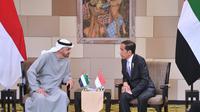 Presiden Joko Widodo bertemu dengan Presiden Uni Emirat Arab (UEA) Sheikh Mohammed bin Zayed Al Nahyan (MBZ) di sela-sela acara B20 Summit di Bali Nusa Dua Convention Center (Sekretariat Presiden)