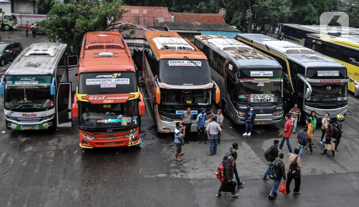 Deretan bus terparkir di Terminal Kampung Rambutan, Jakarta, Selasa (4/5/2021). Kepala Terminal Kampung Rambutan Made Jony mencatat sekitar 1.400-an penumpang bus AKAP berangkat dari Terminal Kampung Rambutan ke Jabar, Jateng, Jatim, dan Sumatera. (merdeka.com/Iqbal S. Nugroho)
