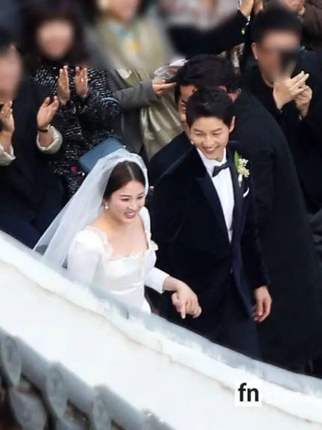 Di foto-foto yang tersebar, pasangan ini terlihat bahagia. Song Joong Ki tampan dengan setelan jasnya, serta Song Hye Kyo dengan gaun berwarna  putih. Di satu foto Song Joong Ki tampak meneteskan air mata. (Twitter/SophiaMin)