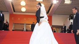Aktris Bollywood, Deepika Padukone berpose ketika tiba untuk pemutaran film "Rocketman" di karpet merah Festival Film Cannes 2019 di Prancis, Kamis (16/5/2019). Gaun berekor panjang yang dikenakan Deepika itu semakin terkesan dramatis dengan bagian bahu yang mengembang. (Arthur Mola/Invision/AP)