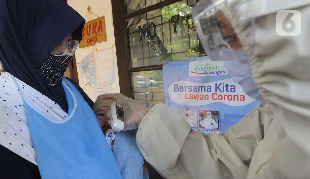 Petugas Kesehatan mengukur suhu tubuh bayi sebelum memasuki Rumah Vaksinasi Sawangan, Depok, Selasa (16/6/2020). Orang tua diminta tidak menunda pemberian imunisasi pada anak-anak yang masih harus menerima imunisasi lengkap, meskipun pandemi Covid-19 belum berakhir. (merdeka.com/Arie Basuki)